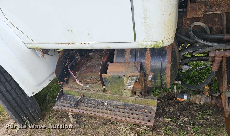 image for item DT6930 1997 International 4900 dump truck