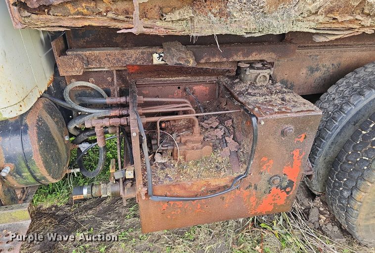 image for item DT6930 1997 International 4900 dump truck