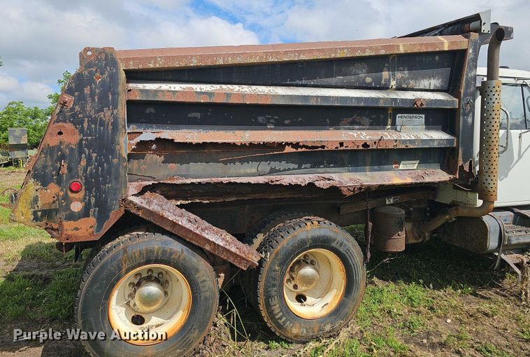 image for item DT6930 1997 International 4900 dump truck