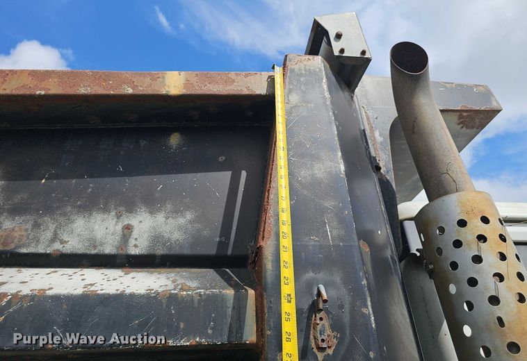 image for item DT6930 1997 International 4900 dump truck