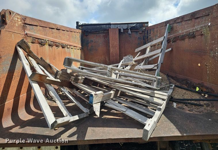 image for item DT6930 1997 International 4900 dump truck