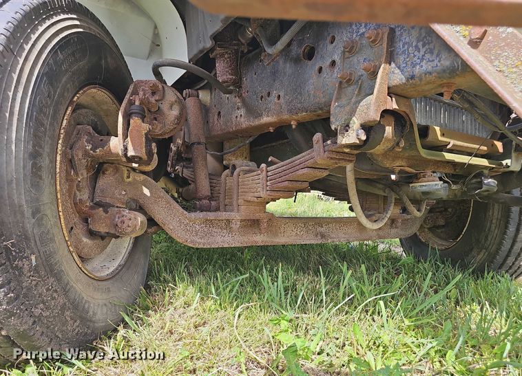 image for item DT6930 1997 International 4900 dump truck