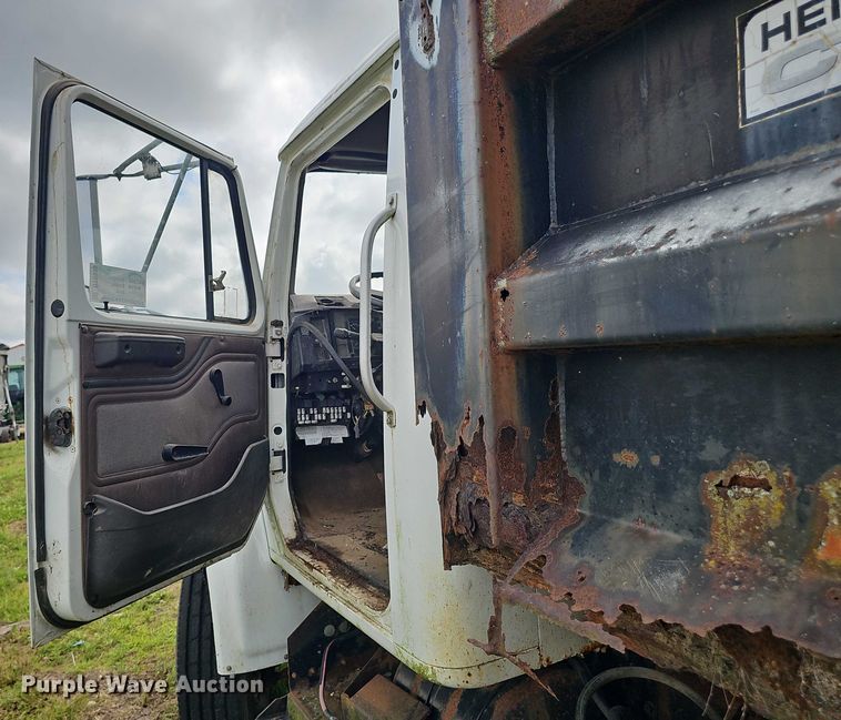 image for item DT6930 1997 International 4900 dump truck