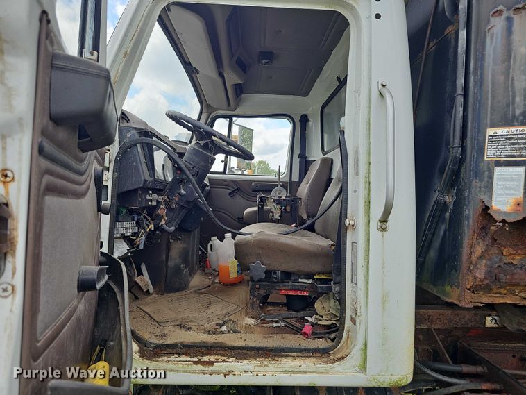 image for item DT6930 1997 International 4900 dump truck