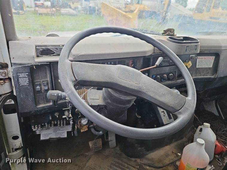 image for item DT6930 1997 International 4900 dump truck