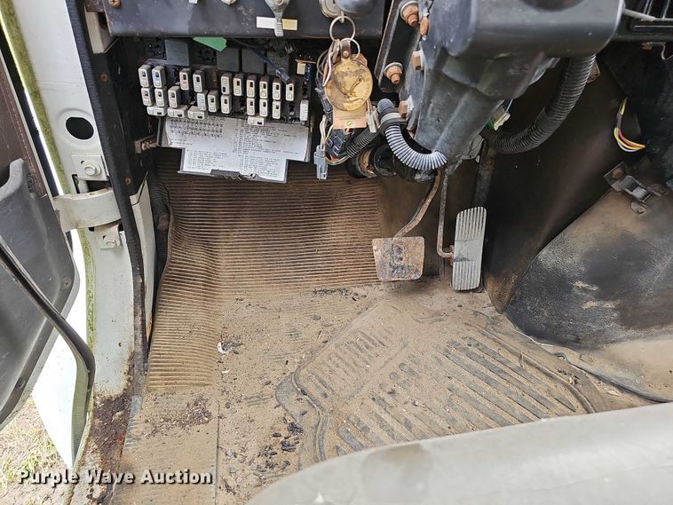 image for item DT6930 1997 International 4900 dump truck