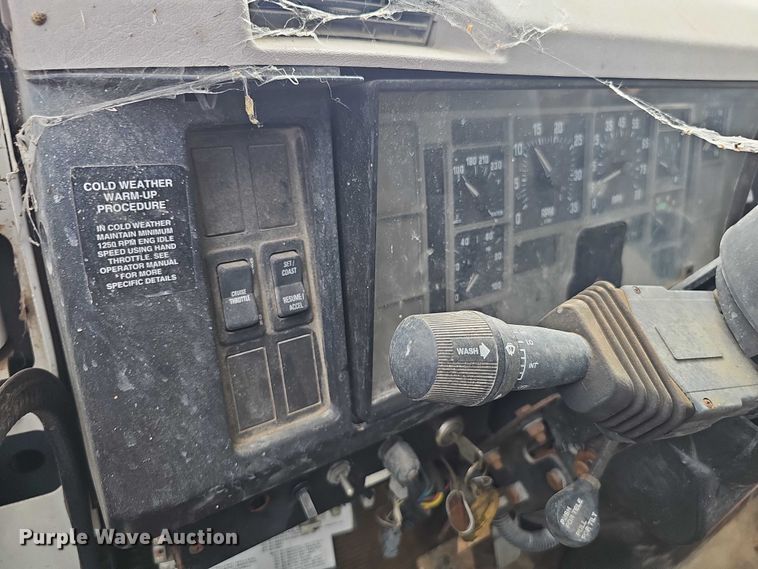 image for item DT6930 1997 International 4900 dump truck