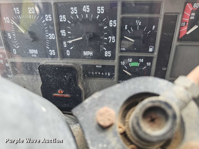 image for item DT6930 1997 International 4900 dump truck