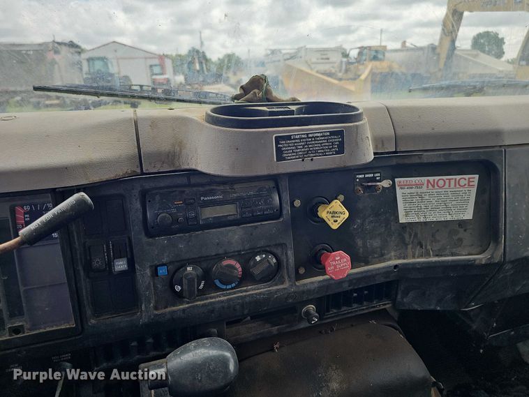 image for item DT6930 1997 International 4900 dump truck