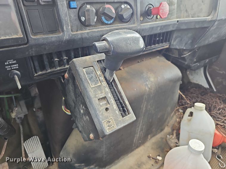 image for item DT6930 1997 International 4900 dump truck