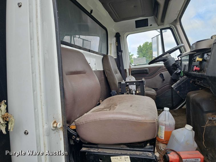 image for item DT6930 1997 International 4900 dump truck