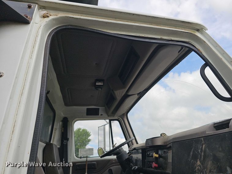 image for item DT6930 1997 International 4900 dump truck