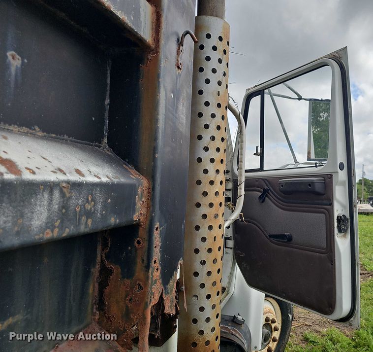 image for item DT6930 1997 International 4900 dump truck