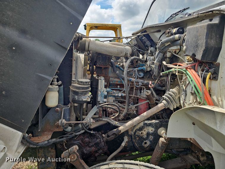 image for item DT6930 1997 International 4900 dump truck