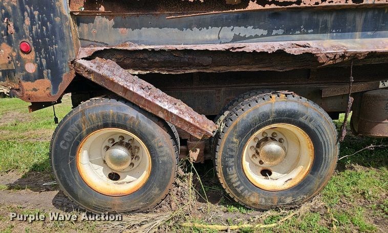 image for item DT6930 1997 International 4900 dump truck