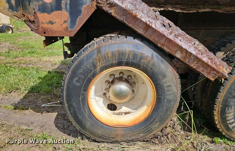 image for item DT6930 1997 International 4900 dump truck