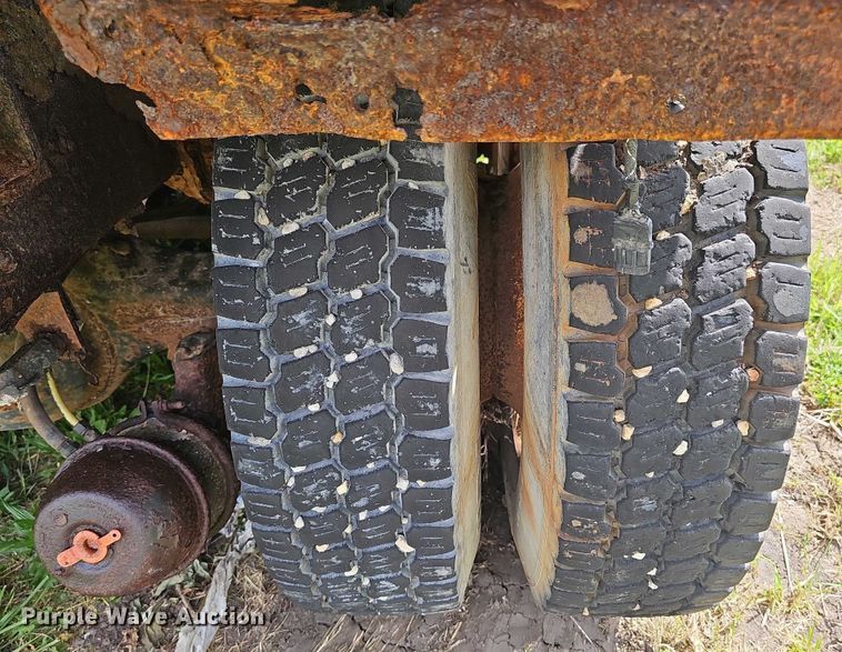 image for item DT6930 1997 International 4900 dump truck