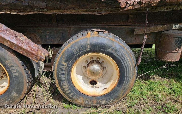 image for item DT6930 1997 International 4900 dump truck