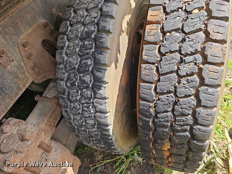 image for item DT6930 1997 International 4900 dump truck