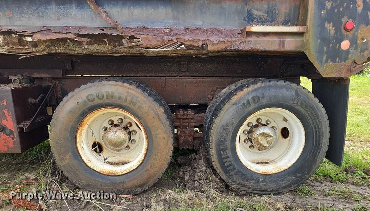 image for item DT6930 1997 International 4900 dump truck