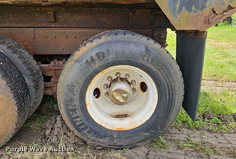 image for item DT6930 1997 International 4900 dump truck