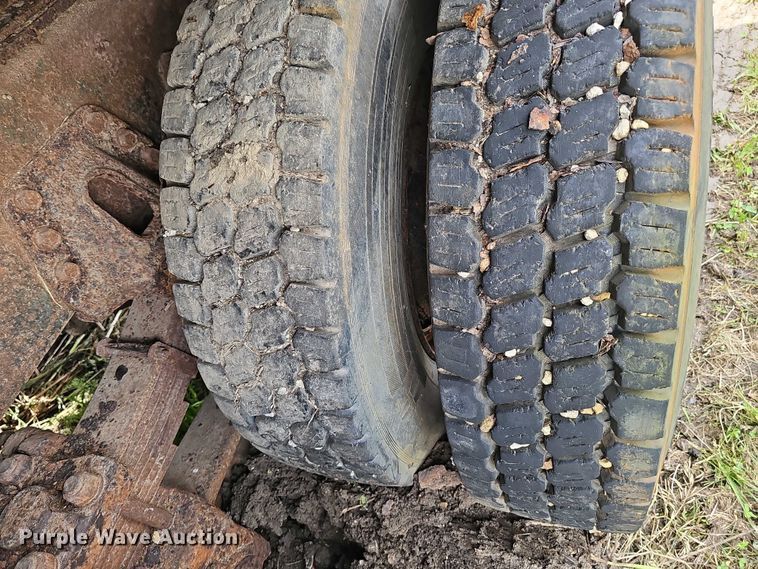 image for item DT6930 1997 International 4900 dump truck