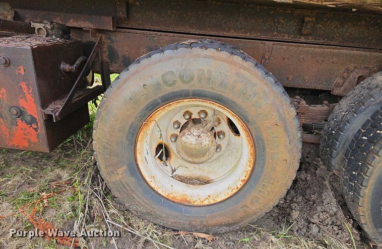 image for item DT6930 1997 International 4900 dump truck