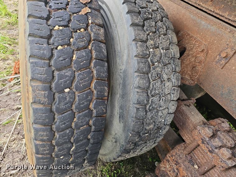 image for item DT6930 1997 International 4900 dump truck