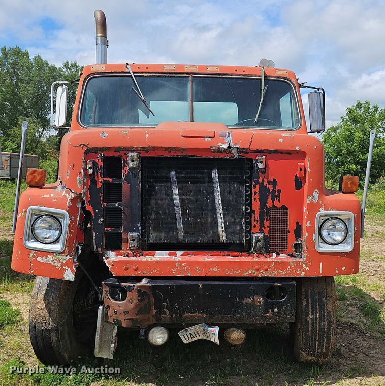 image for item DT6932 1985 International F2275 semi truck