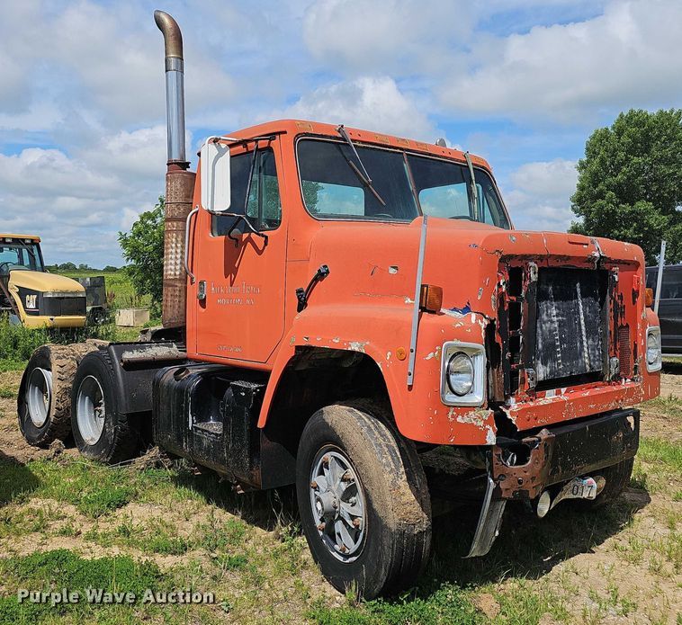 image for item DT6932 1985 International F2275 semi truck