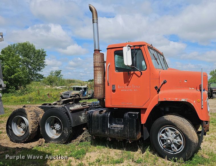 image for item DT6932 1985 International F2275 semi truck