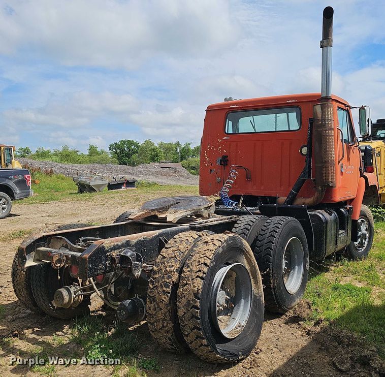 image for item DT6932 1985 International F2275 semi truck