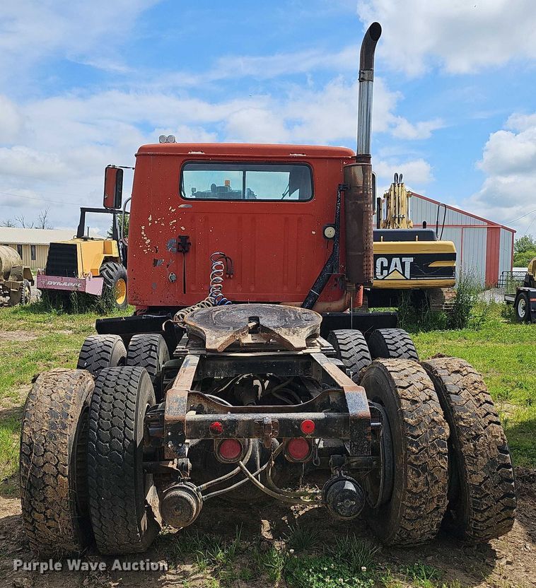 image for item DT6932 1985 International F2275 semi truck