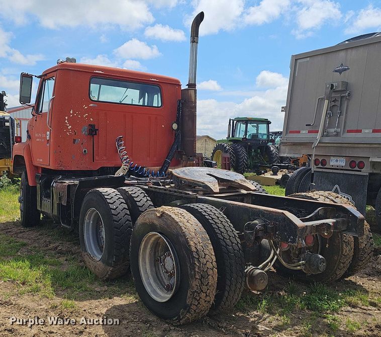 image for item DT6932 1985 International F2275 semi truck