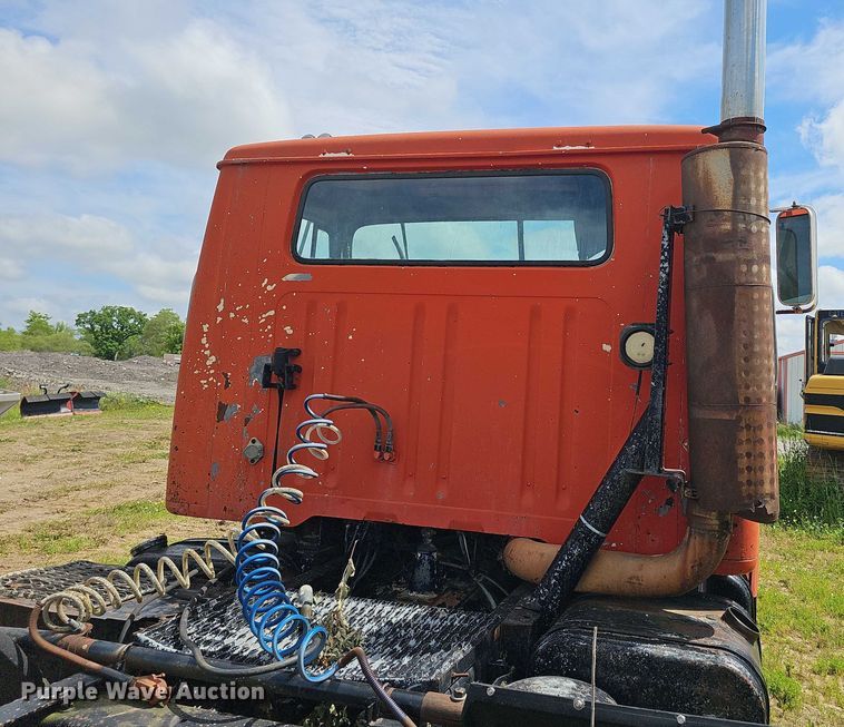 image for item DT6932 1985 International F2275 semi truck