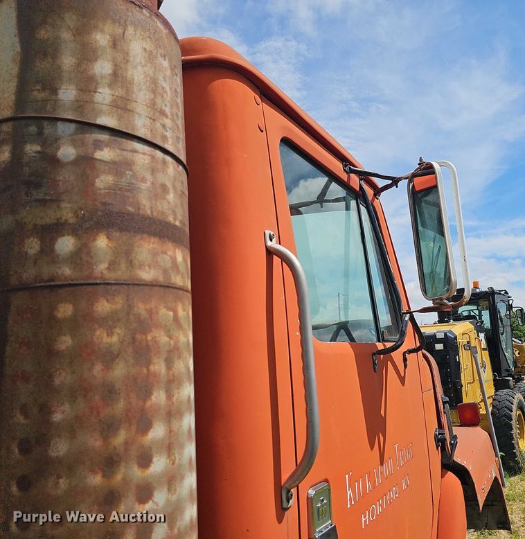 image for item DT6932 1985 International F2275 semi truck