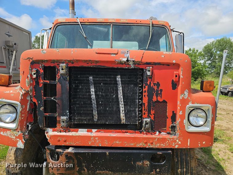 image for item DT6932 1985 International F2275 semi truck