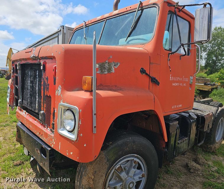 image for item DT6932 1985 International F2275 semi truck