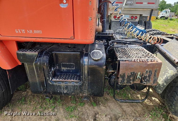 image for item DT6932 1985 International F2275 semi truck