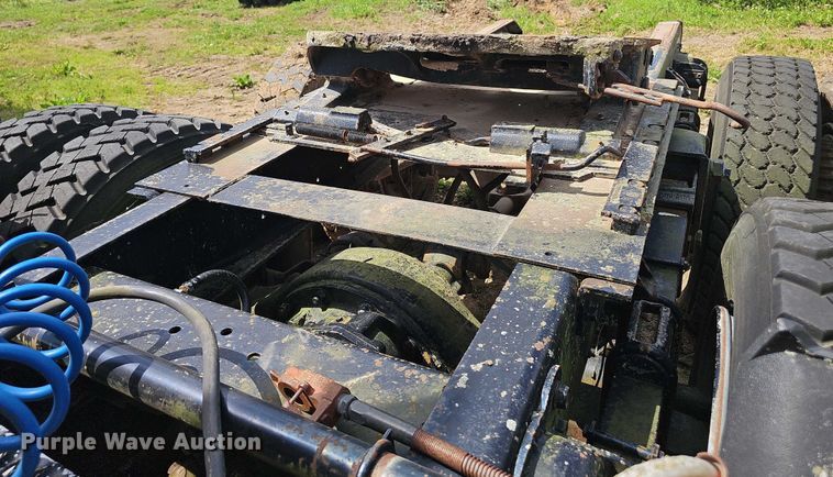 image for item DT6932 1985 International F2275 semi truck