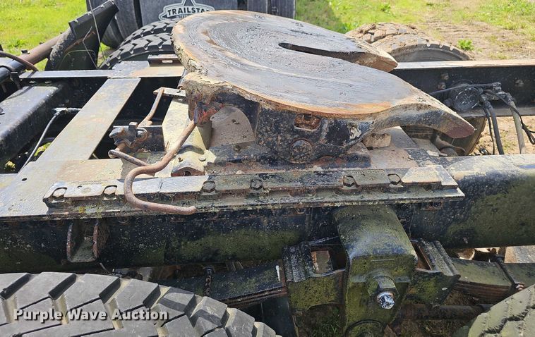 image for item DT6932 1985 International F2275 semi truck