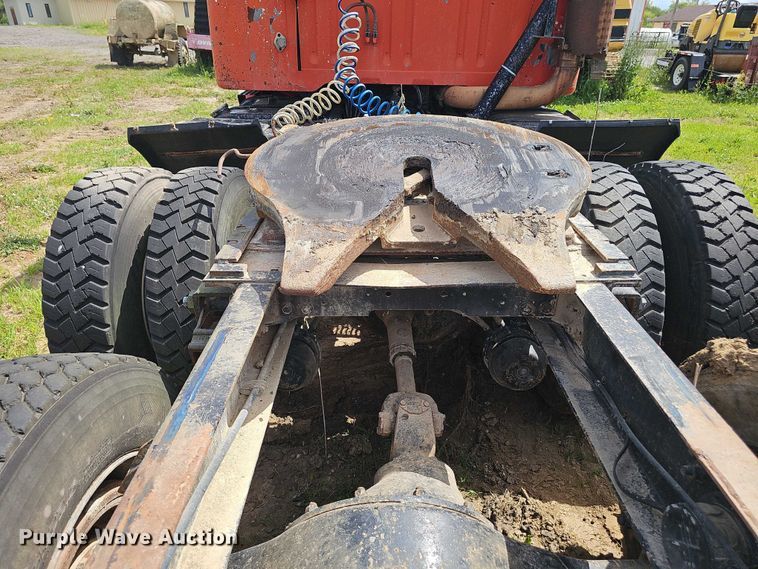 image for item DT6932 1985 International F2275 semi truck