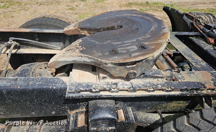 image for item DT6932 1985 International F2275 semi truck