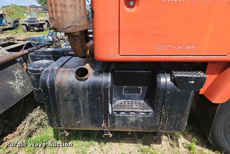 image for item DT6932 1985 International F2275 semi truck