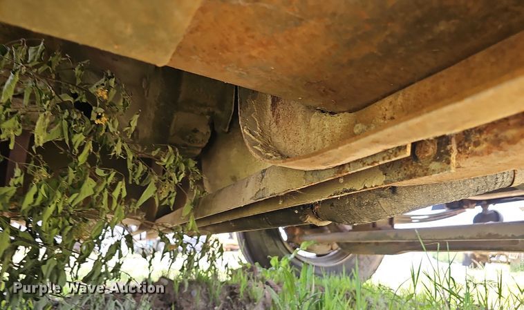 image for item DT6932 1985 International F2275 semi truck