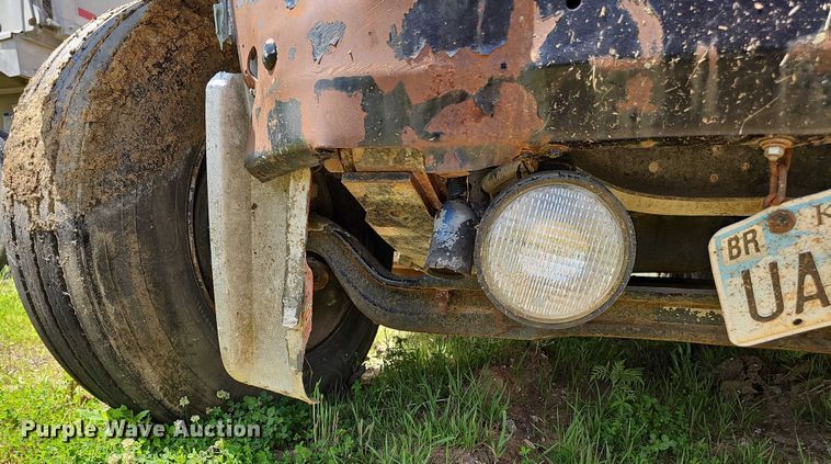 image for item DT6932 1985 International F2275 semi truck