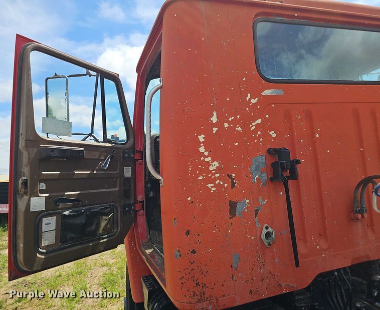 image for item DT6932 1985 International F2275 semi truck