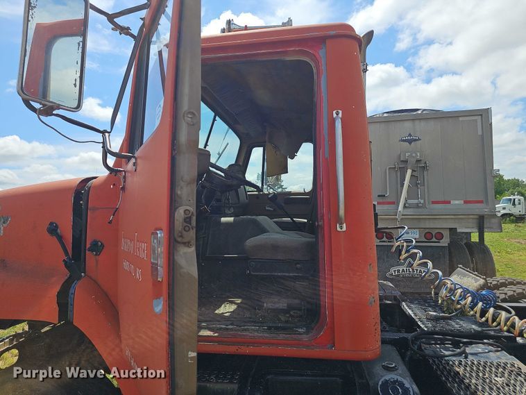 image for item DT6932 1985 International F2275 semi truck