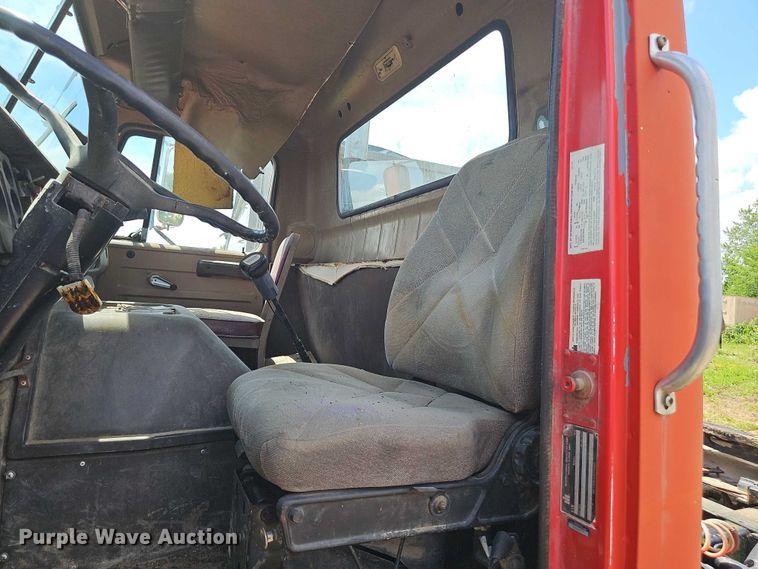 image for item DT6932 1985 International F2275 semi truck