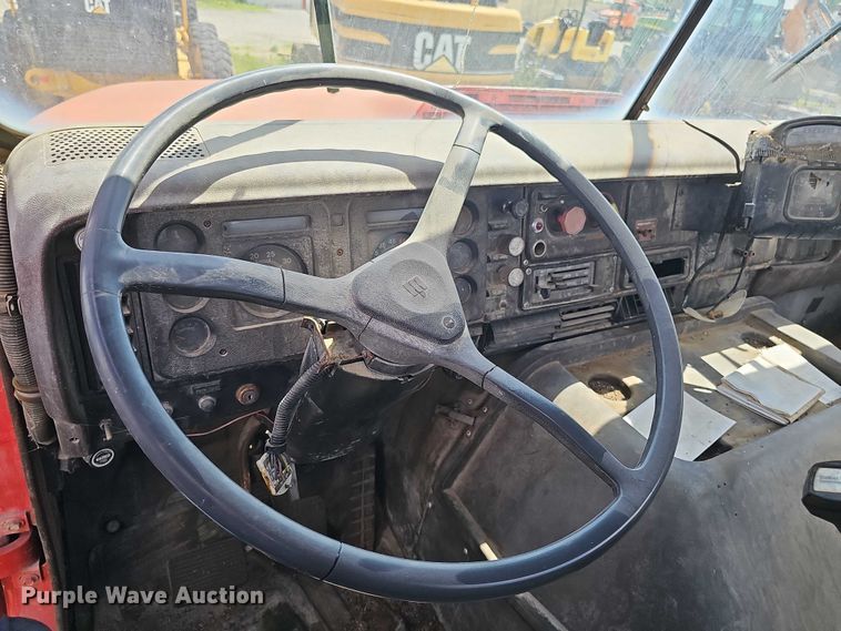 image for item DT6932 1985 International F2275 semi truck